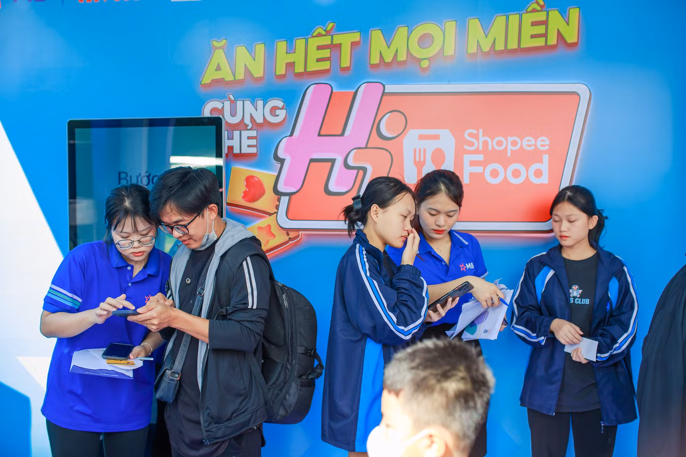 GenZ hào hứng mở thẻ Hi ShopeeFood để nhận hàng loạt ưu đãi khủng