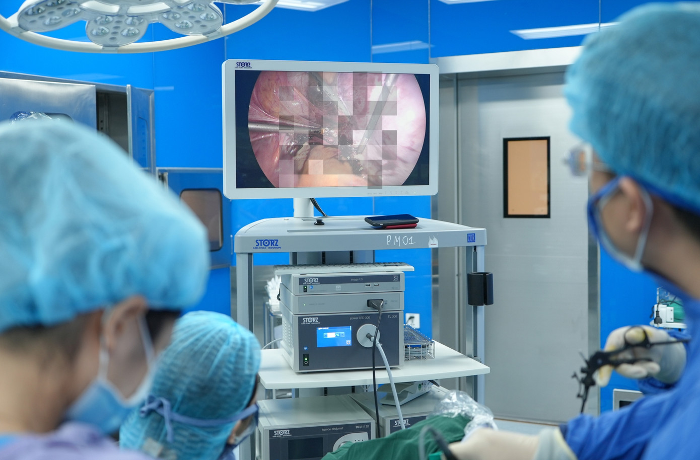 Bác sĩ phẫu thuật thao tác khéo léo để hạn chế tối đa tổn thương đến buồng trứng