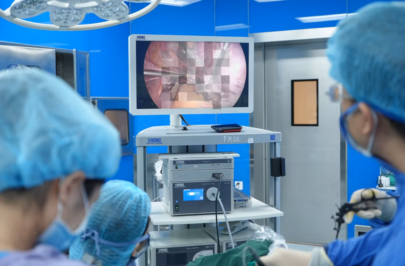 Bác sĩ phẫu thuật thao tác khéo léo để hạn chế tối đa tổn thương đến buồng trứng