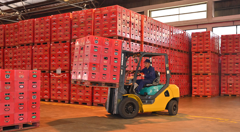 Công nhân làm việc tại nhà máy Bia Saigon