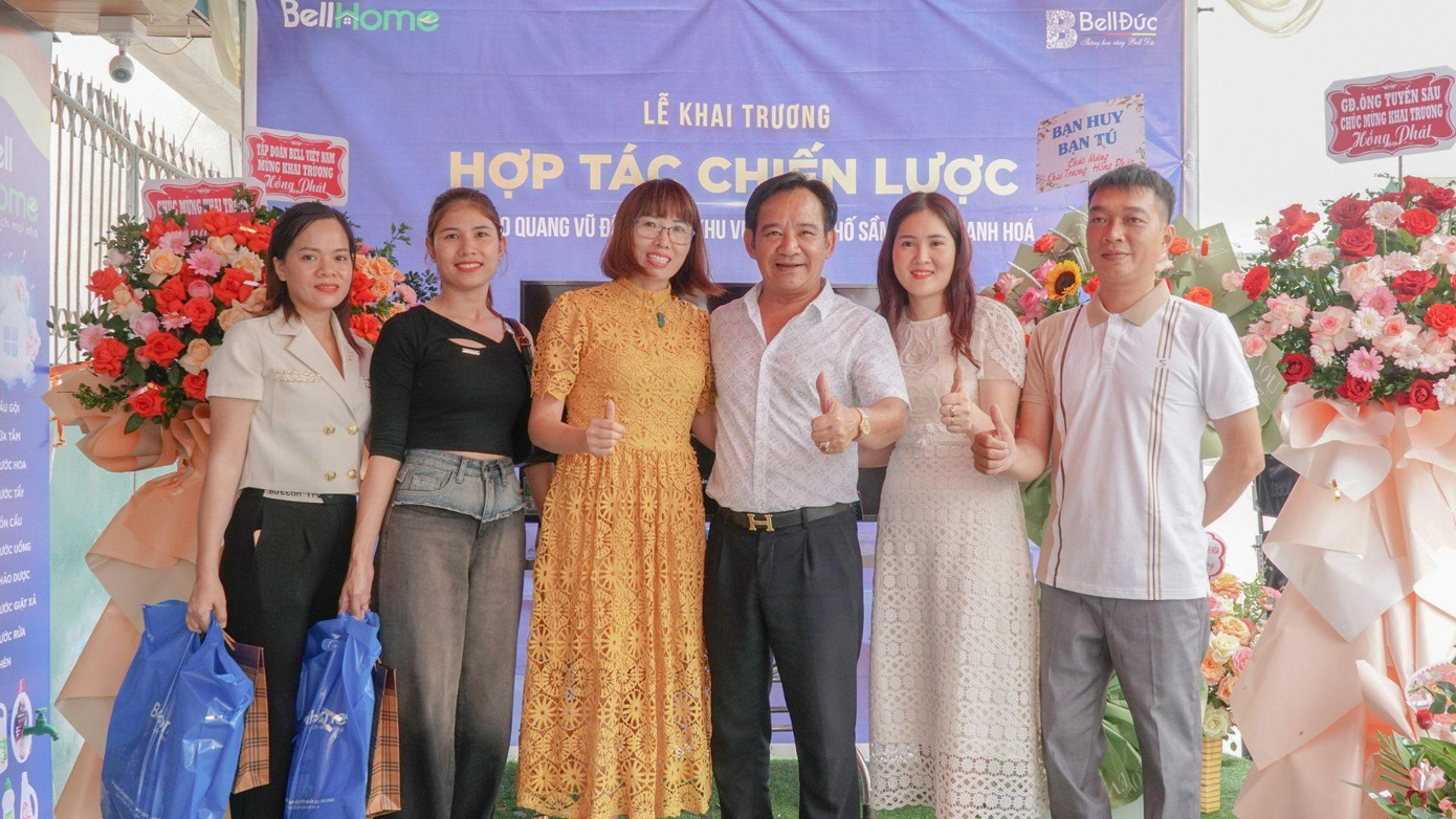 NSƯT Quang Tèo và Đại diện Tổng kho Khu vực Bell Home Sầm Sơn chụp ảnh cùng quý đối tác và khách hàng NSƯT Quang Tèo và Đại diện Tổng kho Khu vực Bell Home Sầm Sơn chụp ảnh cùng quý đối tác và khách hàng