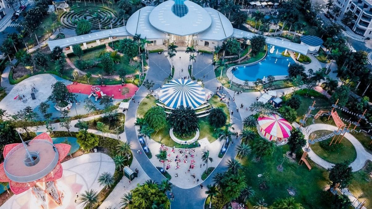 Toàn bộ cảnh quan công viên Sky Park được thiết kế đồng bộ và quy hoạch hiện đại với hàng loạt tiện ích phong phú nhằm mang đến những trải nghiệm sống vượt trội cho cư dân