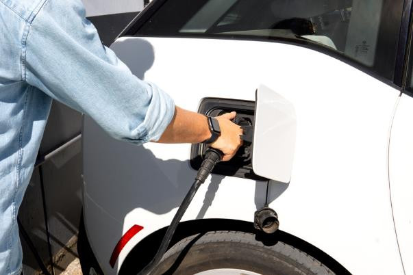 Mỹ là quốc gia phát triển mạnh về xe điện nhưng cũng đang phải đối mặt với vấn đề thiếu trạm sạc. Mỹ là quốc gia phát triển mạnh về xe điện nhưng cũng đang phải đối mặt với vấn đề thiếu trạm sạc.