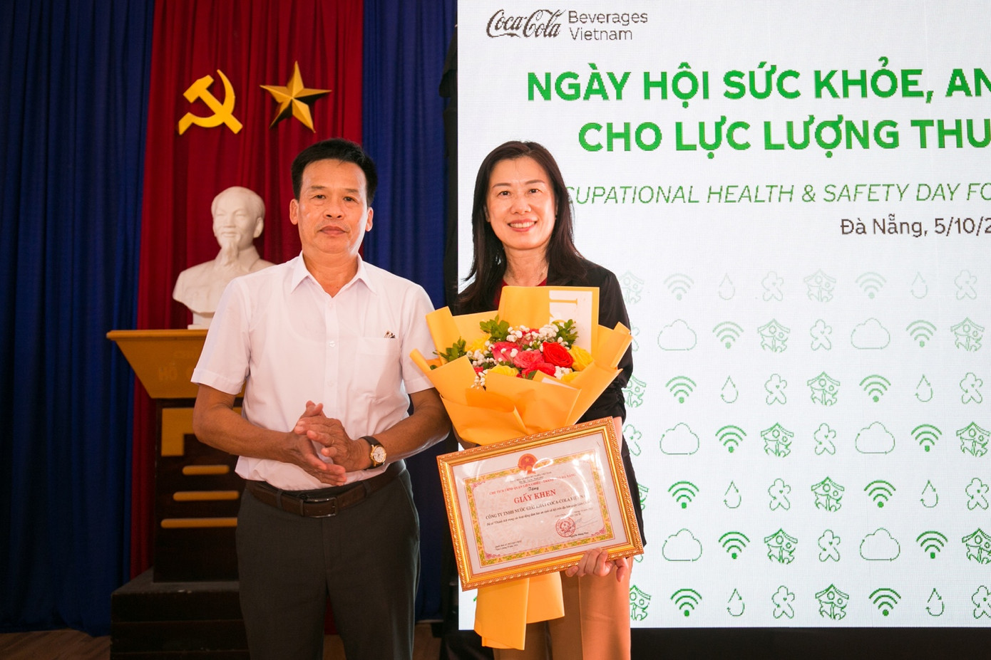 Bà Karen So, Tổng Giám đốc Swire Coca-Cola thay mặt công ty nhận bằng khen của Ủy ban Nhân dân Quận Liên Chiểu từ ông Nguyễn Nhường, Phó Chủ tịch Ủy ban Nhân dân (UBND) Quận Liên Chiểu vì đã có những đóng góp trong công tác an sinh xã hội trên địa bàn Quận Bà Karen So, Tổng Giám đốc Swire Coca-Cola thay mặt công ty nhận bằng khen của Ủy ban Nhân dân Quận Liên Chiểu từ ông Nguyễn Nhường, Phó Chủ tịch Ủy ban Nhân dân (UBND) Quận Liên Chiểu vì đã có những đóng góp trong công tác an sinh xã hội trên địa bàn Quận