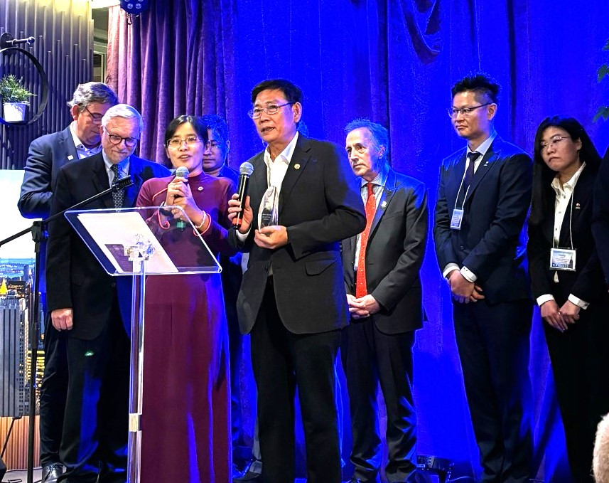 Lãnh đạo tỉnh Bình Dương nhận giải thưởng Lãnh đạo tỉnh Bình Dương nhận giải thưởng