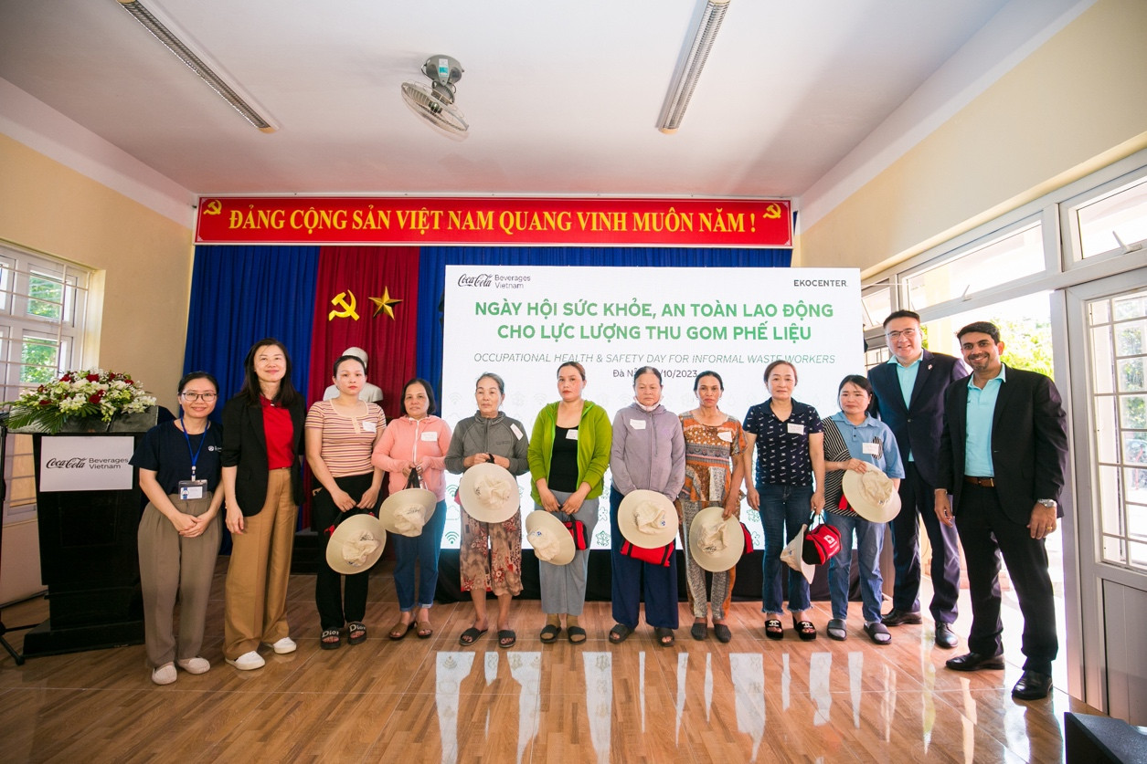 Người lao động thu gom phế liệu nhận các phần quà là trang thiết bị bảo hộ lao động và sơ cứu y tế từ Lãnh đạo Swire Coca-Cola, Coca-Cola Việt Nam va Mạng Lưới Người Thu Gom Người lao động thu gom phế liệu nhận các phần quà là trang thiết bị bảo hộ lao động và sơ cứu y tế từ Lãnh đạo Swire Coca-Cola, Coca-Cola Việt Nam va Mạng Lưới Người Thu Gom