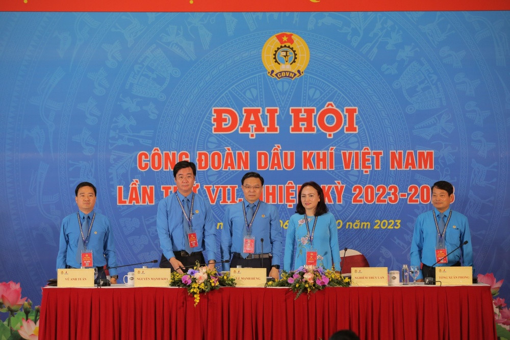 Đoàn chủ tịch đại hội