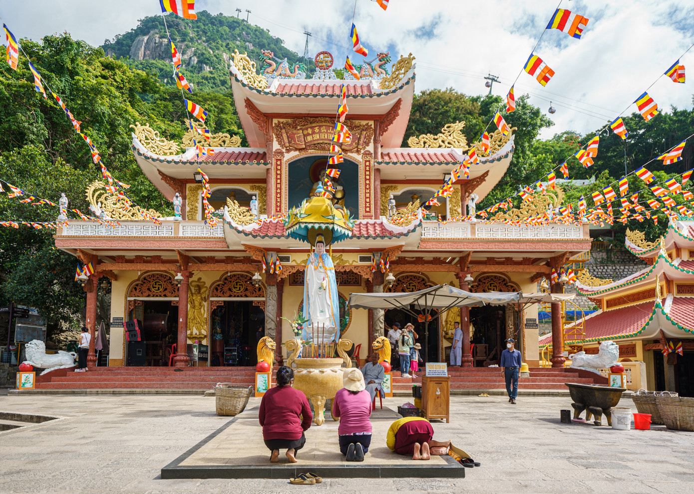 Chùa Bà linh thiêng trong ngày lễ. Ảnh: Sun World Ba Den Mountain Chùa Bà linh thiêng trong ngày lễ. Ảnh: Sun World Ba Den Mountain