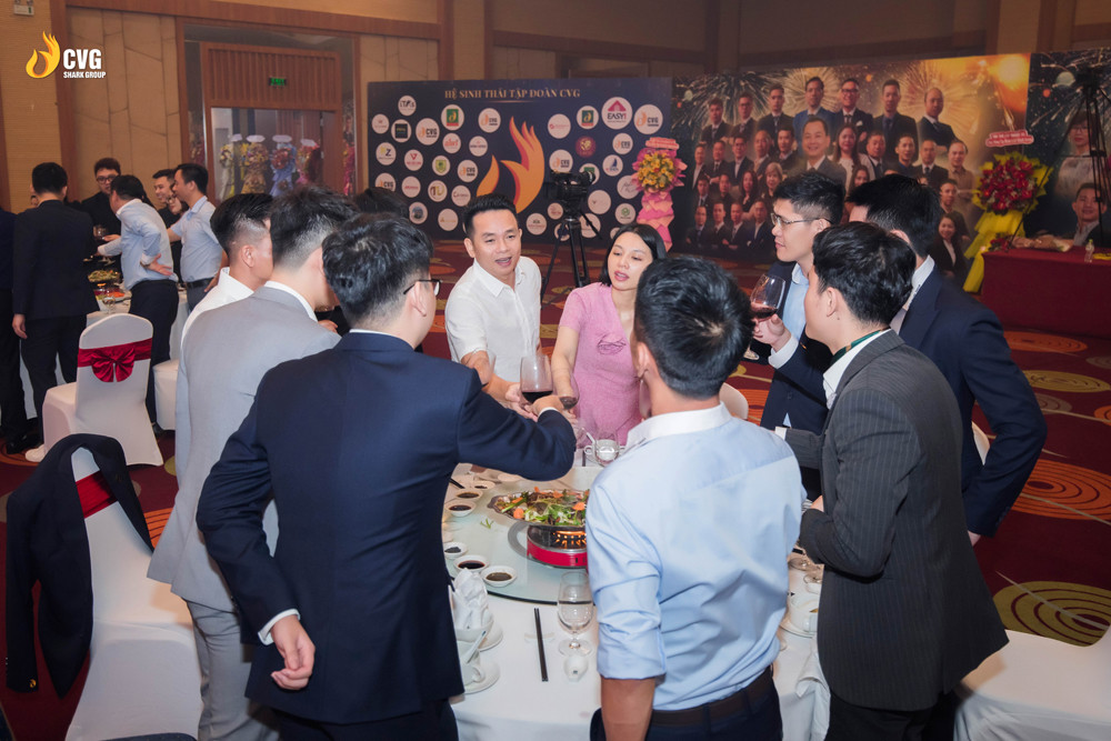 Các chuyên gia, khách mời nâng ly, khai màn “Dạ tiệc doanh nhân”