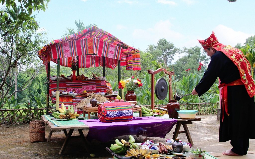 Thầy cúng thực hiện nghi lễ mừng cơm mới Thầy cúng thực hiện nghi lễ mừng cơm mới