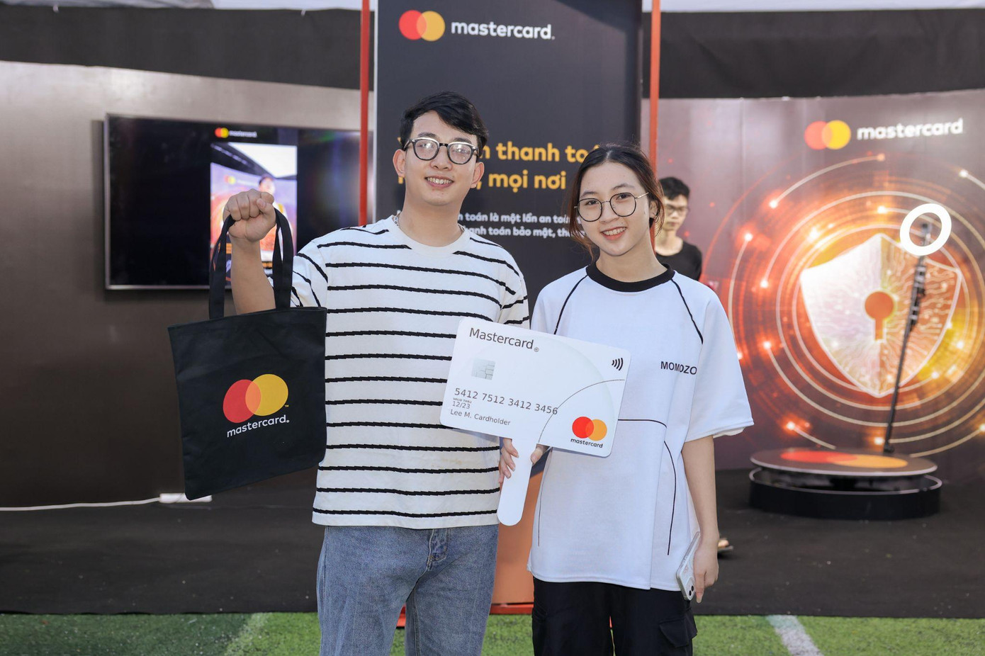 Các bạn trẻ tìm hiểu những kiến thức về an toàn trong thanh toán số tại gian hàng Mastercard Các bạn trẻ tìm hiểu những kiến thức về an toàn trong thanh toán số tại gian hàng Mastercard