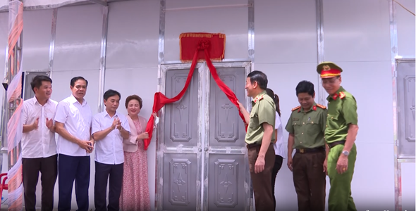 Thứ trưởng Bộ Công An - Thượng tướng Lương Tam Quang, lãnh đạo tỉnh Hà Tĩnh cùng với bà Nguyễn Thị Nga – Chủ tịch Tập đoàn BRG, hạ băng khánh thành nhà mẫu được xây dựng ở huyện Hương Sơn ngày 23-6-2023. Thứ trưởng Bộ Công An - Thượng tướng Lương Tam Quang, lãnh đạo tỉnh Hà Tĩnh cùng với bà Nguyễn Thị Nga – Chủ tịch Tập đoàn BRG, hạ băng khánh thành nhà mẫu được xây dựng ở huyện Hương Sơn ngày 23-6-2023.