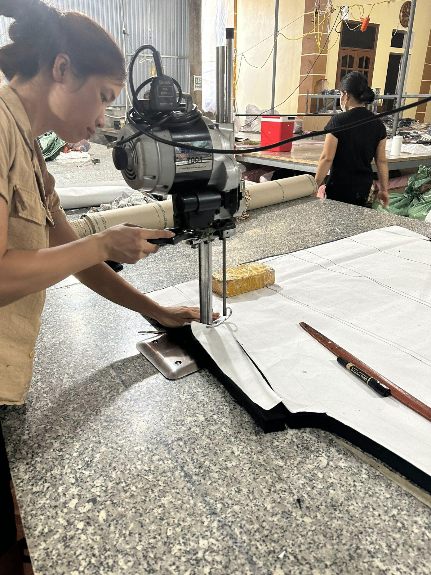 Đội ngũ nhân công tại xưởng là những người có tay nghề tốt và luôn say mê với ngành thời trang Đội ngũ nhân công tại xưởng là những người có tay nghề tốt và luôn say mê với ngành thời trang