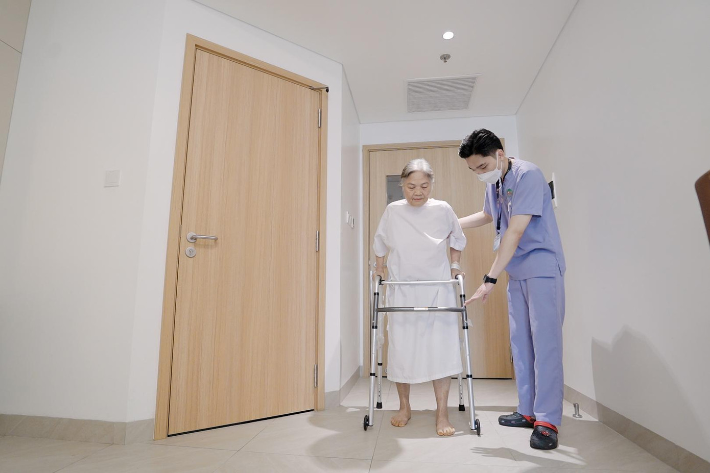 Bệnh nhân hồi phục nhanh, tập phục hồi chức năng sớm sau phẫu thuật. Bệnh nhân hồi phục nhanh, tập phục hồi chức năng sớm sau phẫu thuật.