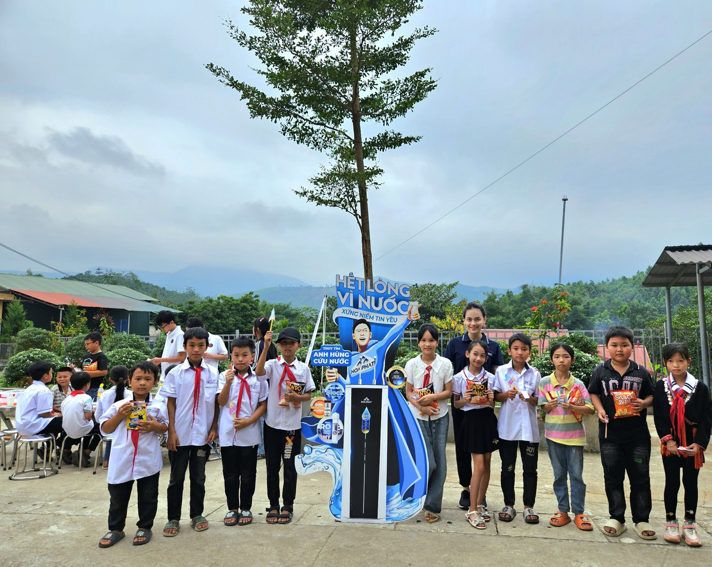 Các bạn học sinh lần đầu tiên trải nghiệm uống nước sạch ngay tại vòi và chụp hình lưu niệm cùng “nhân vật người hùng cứu nước”. Các bạn học sinh lần đầu tiên trải nghiệm uống nước sạch ngay tại vòi và chụp hình lưu niệm cùng “nhân vật người hùng cứu nước”.