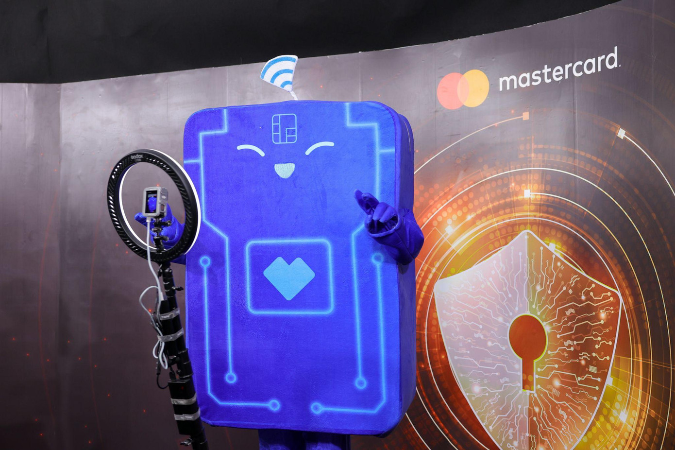 Mascot Thẻ của “Ngày Thẻ Việt Nam” tham gia check-in cùng camera nhận diện 360 độ tại gian hàng Mastercard Mascot Thẻ của “Ngày Thẻ Việt Nam” tham gia check-in cùng camera nhận diện 360 độ tại gian hàng Mastercard