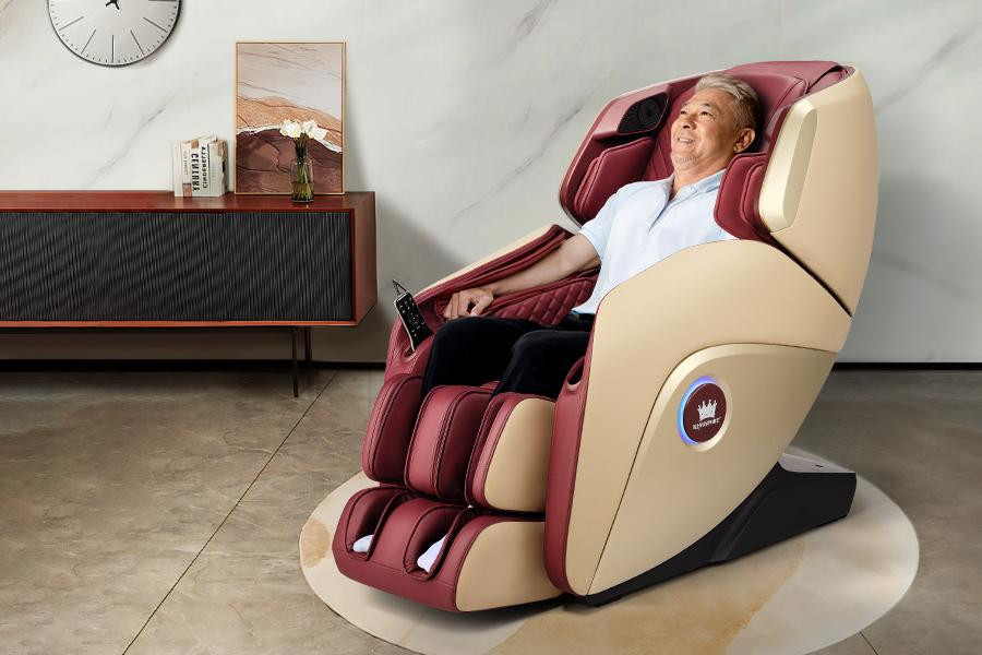 Diễn viên Tùng Yuki chăm sóc sức khỏe với ghế massage KingSport G50 (Ảnh KingSport) Diễn viên Tùng Yuki chăm sóc sức khỏe với ghế massage KingSport G50 (Ảnh KingSport)