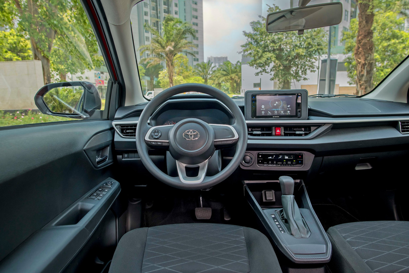 Phong cách thể thao cũng được thể hiện cả ở những chi tiết nội thất của xe. Phong cách thể thao cũng được thể hiện cả ở những chi tiết nội thất của xe.