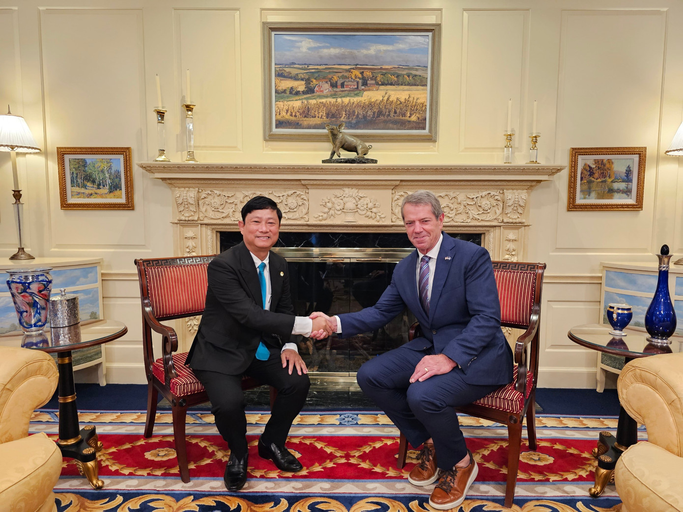 Chủ tịch UBND tỉnh Bình Dương Võ Văn Minh và Thống đốc Jim Pillen