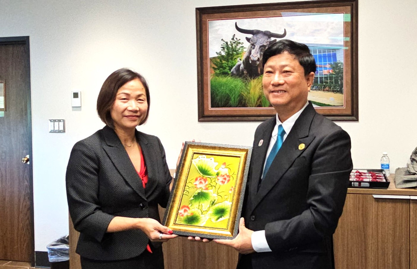 Chủ tịch UBND tỉnh Bình Dương Võ Văn Minh tặng quà lưu niệm tại Đại học Nebraska Omaha