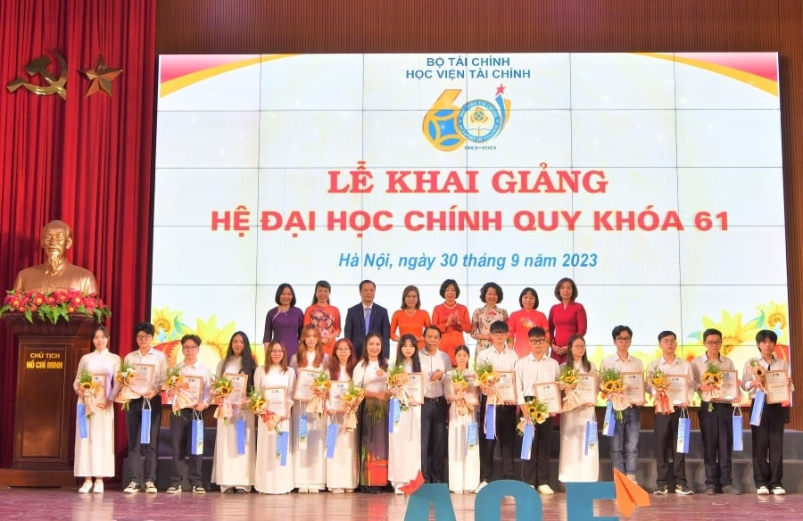 Ths Lê Hoàng Tùng - Phó Tổng Giám đốc Vietcombank (hàng 2 thứ 3 từ trái sang) cùng các cựu sinh viên D32 trao học bổng cho 17 tân sinh viên có điểm xét tuyển cao nhất kỳ tuyển sinh 2023