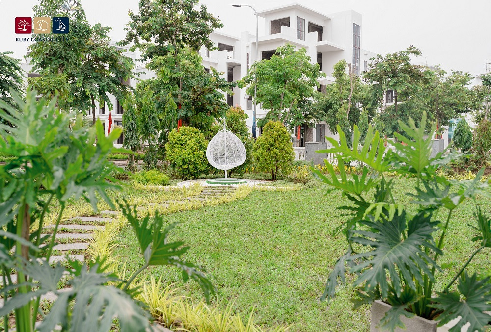 Tận hưởng không gian thiên nhiên xanh trong lành và món quà từ tạo hóa, không hề quá lời khi nói chủ nhân biệt thự Pearl Island sở hữu những viên ngọc quý trong tay: hòa mình trong vườn cây xanh rộng 125.000 m2 và bờ biển tự nhiên dài 2,1 km. Tận hưởng không gian thiên nhiên xanh trong lành và món quà từ tạo hóa, không hề quá lời khi nói chủ nhân biệt thự Pearl Island sở hữu những viên ngọc quý trong tay: hòa mình trong vườn cây xanh rộng 125.000 m2 và bờ biển tự nhiên dài 2,1 km.