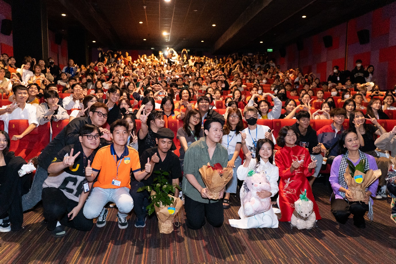 Sinh viên HUTECH và ekip “Đất rừng phương Nam” chiều ngày 20/10 Sinh viên HUTECH và ekip “Đất rừng phương Nam” chiều ngày 20/10