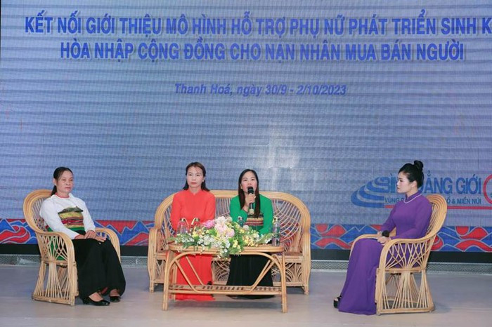 Các đại biểu dự buổi giao lưu "Giao lưu kết nối giới thiệu mô hình hỗ trợ phát triển sinh kế hòa nhập cộng đồng cho nạn nhân mua bán người” tại tỉnh Thanh Hóa