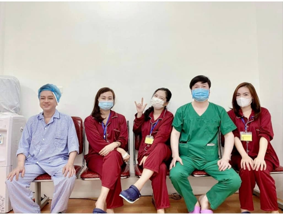Bệnh nhân cùng PGS.TS.BS Cung Hồng Sơn