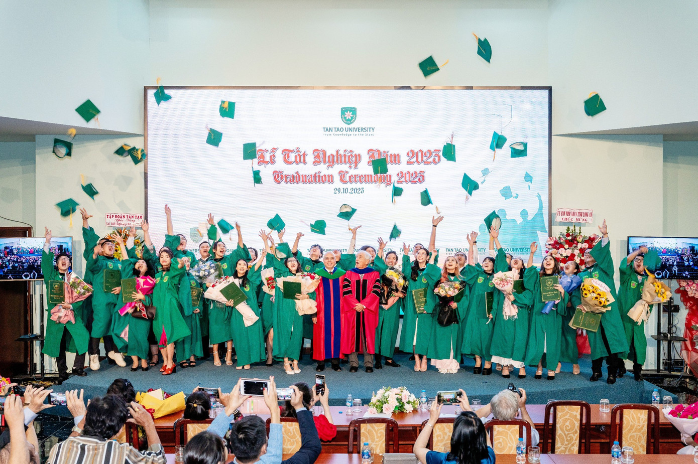 Trường đại học Tân Tạo trao bằng tốt nghiệp cho sinh viên