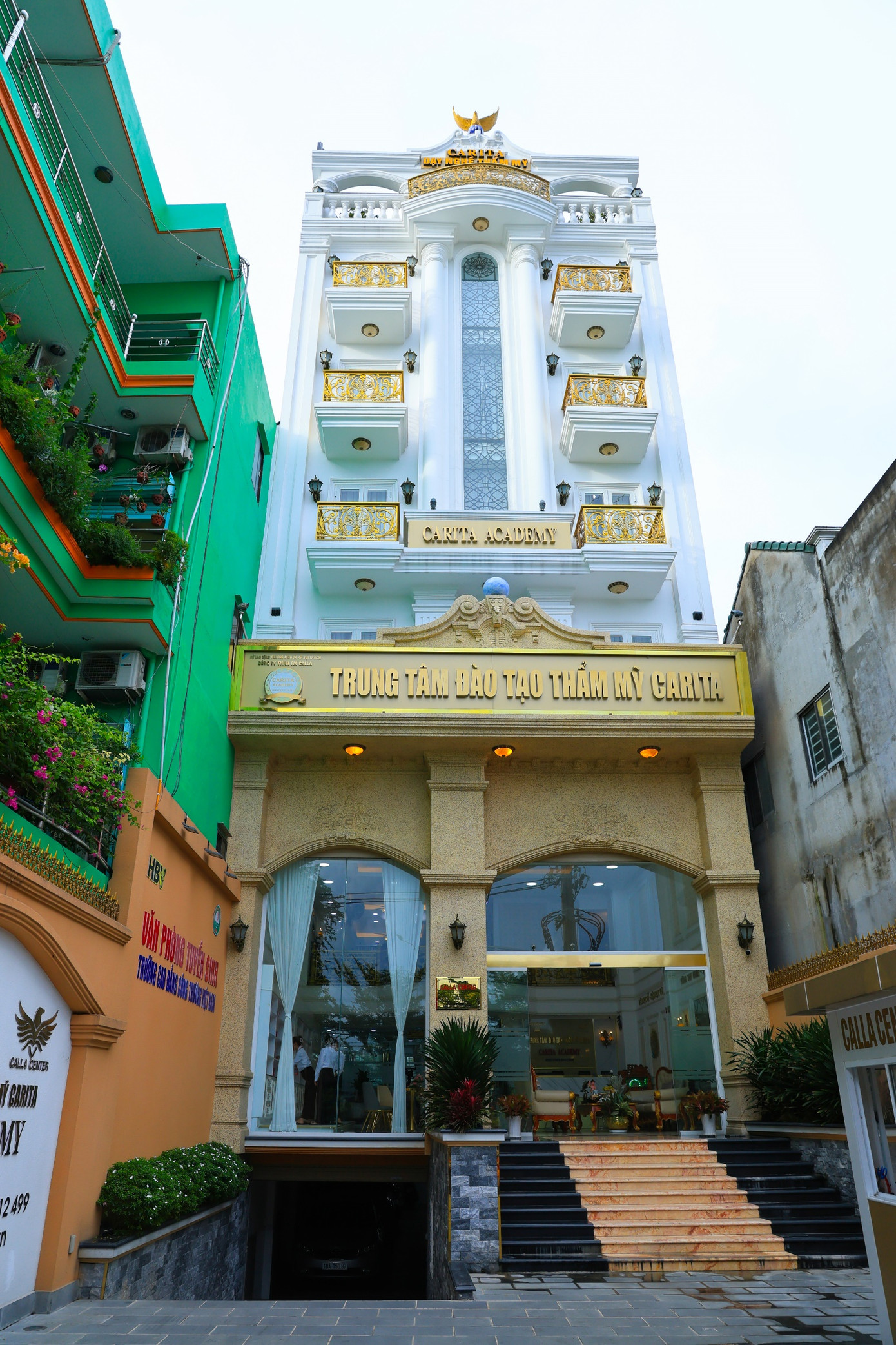 Đội ngũ giáo viên Carita Acedamy có kinh nghiệm thực làm, thực chiến tại các cơ sở chăm sóc sắc đẹp giúp học viên mau vững tay nghề