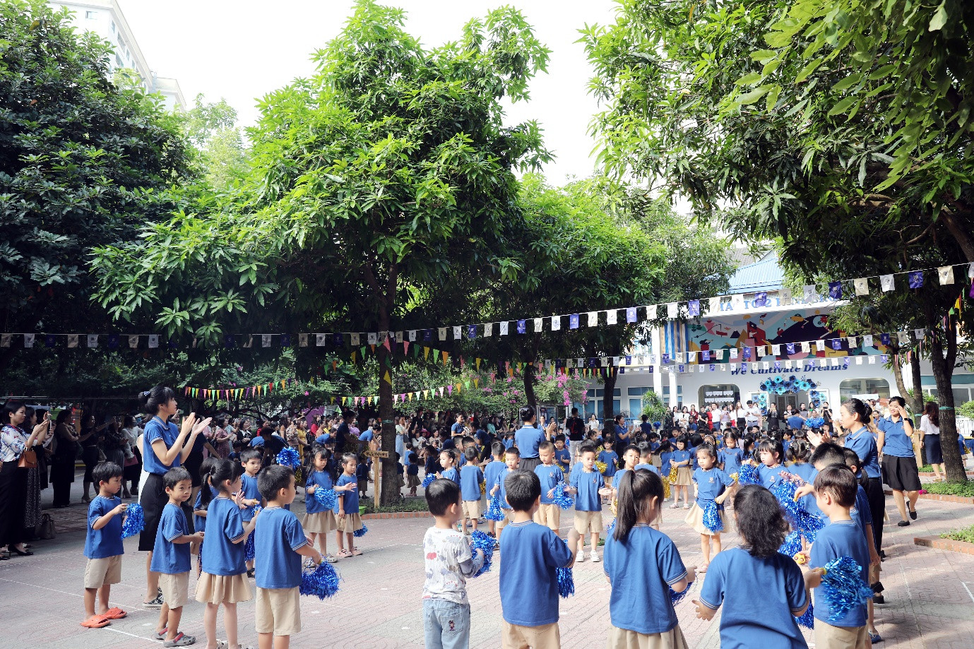 Học sinh tham gia giờ thể dục buổi sáng trong sân trường rợp bóng cây xanh, chan hòa ánh nắng Học sinh tham gia giờ thể dục buổi sáng trong sân trường rợp bóng cây xanh, chan hòa ánh nắng