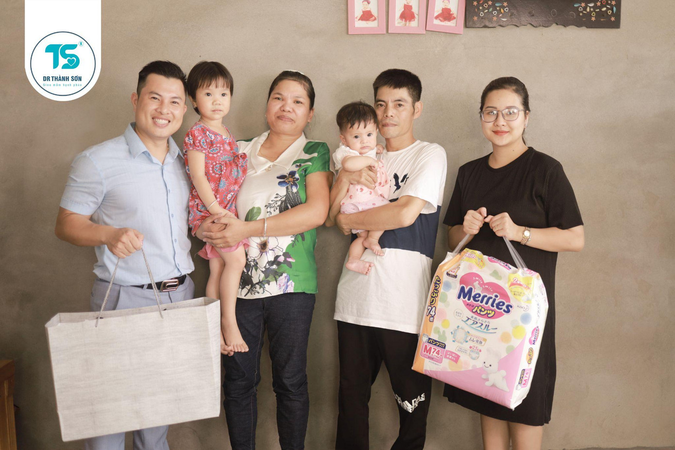 Bác sĩ Thành Sơn đến thăm các gia đình được phòng khám hỗ trợ thành công