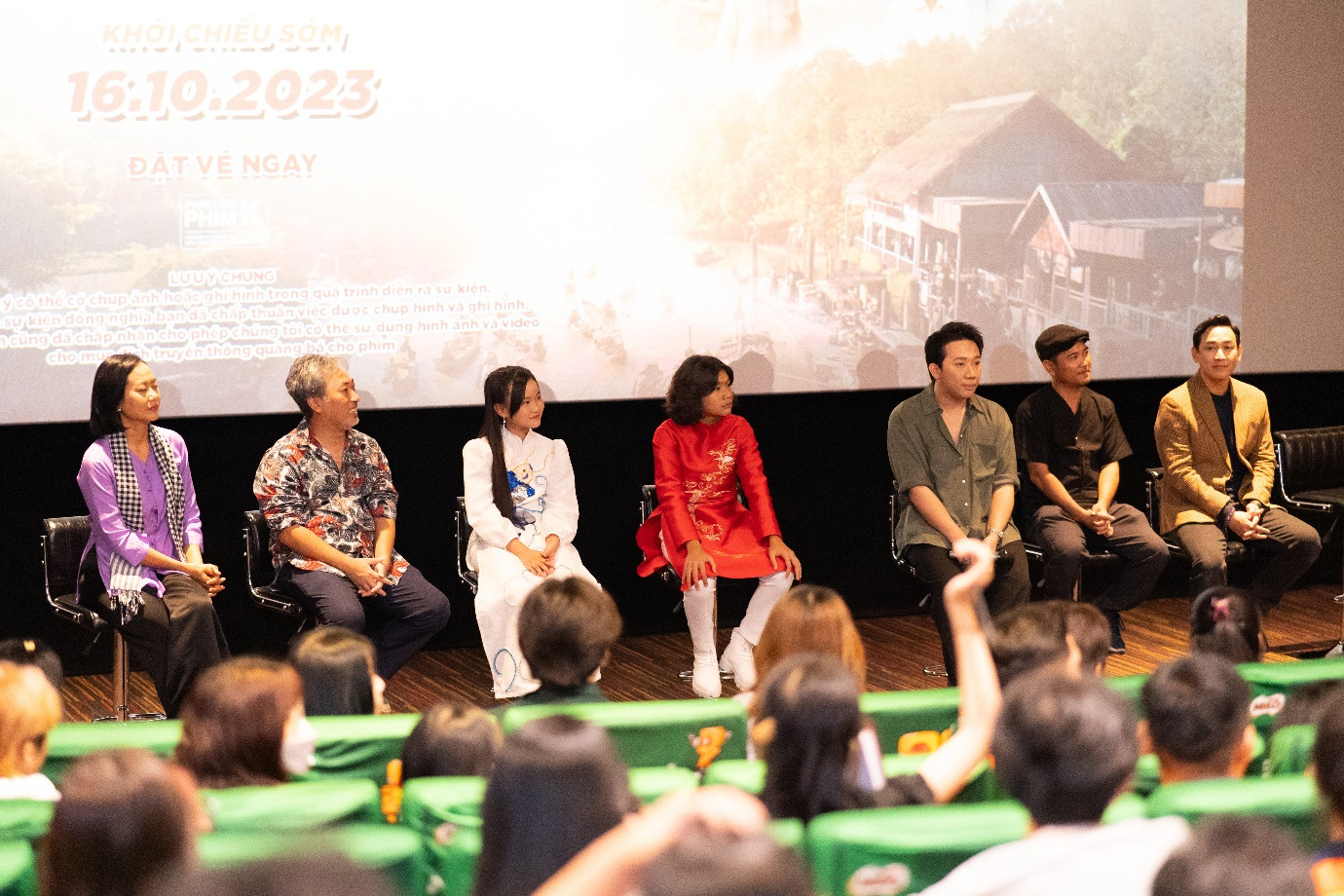 Nhiều thông tin thực tế khi làm phim được các đạo diễn, diễn viên truyền đạt đến các bạn Nhiều thông tin thực tế khi làm phim được các đạo diễn, diễn viên truyền đạt đến các bạn