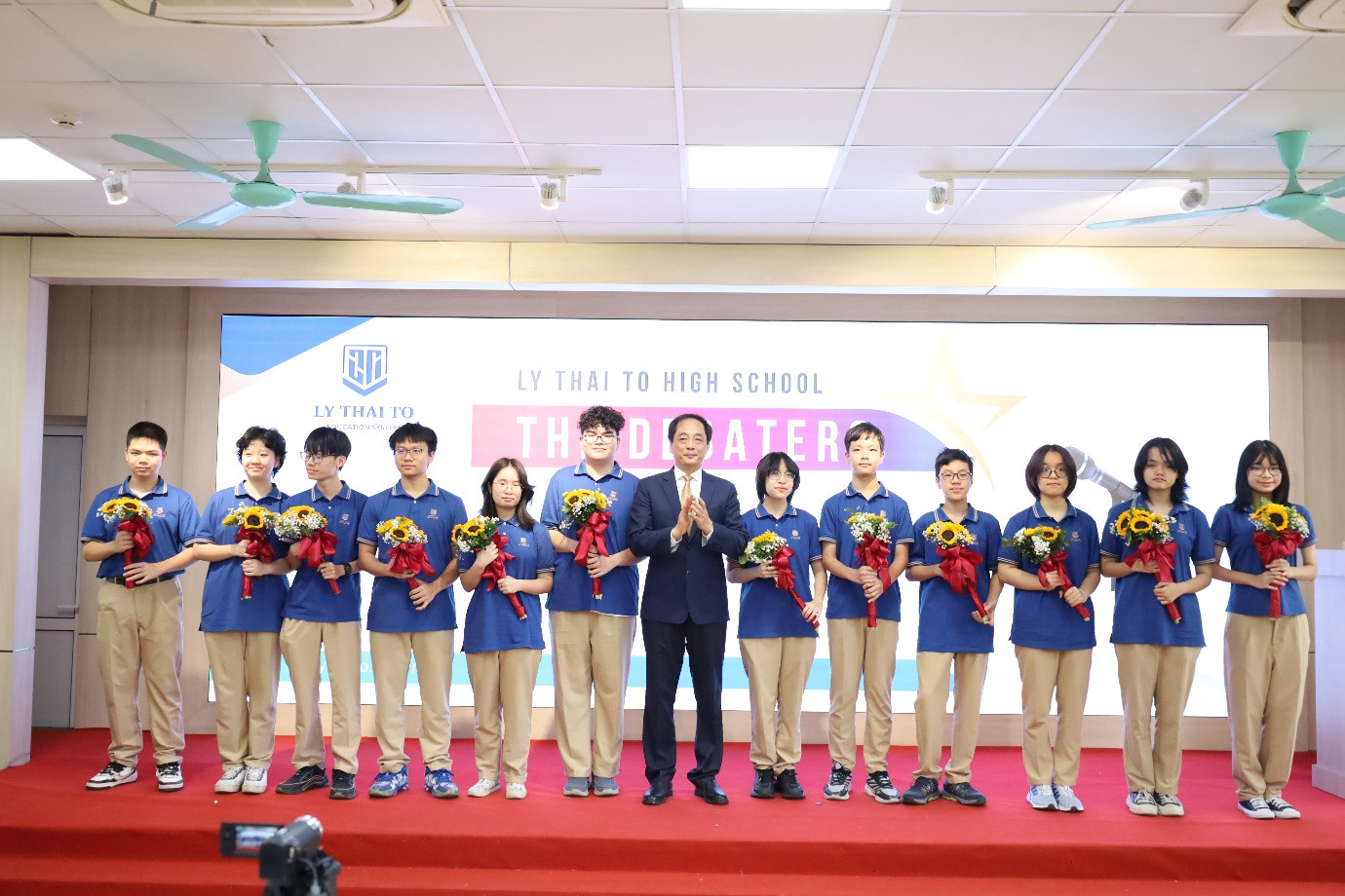 Thầy Trịnh Hùng Sơn-Hiệu trưởng trường THCS-THPT Lý Thái Tổ tặng hoa cho các thí sinh tham gia Vòng chung kết cuộc thi THE DEBATERS 2023