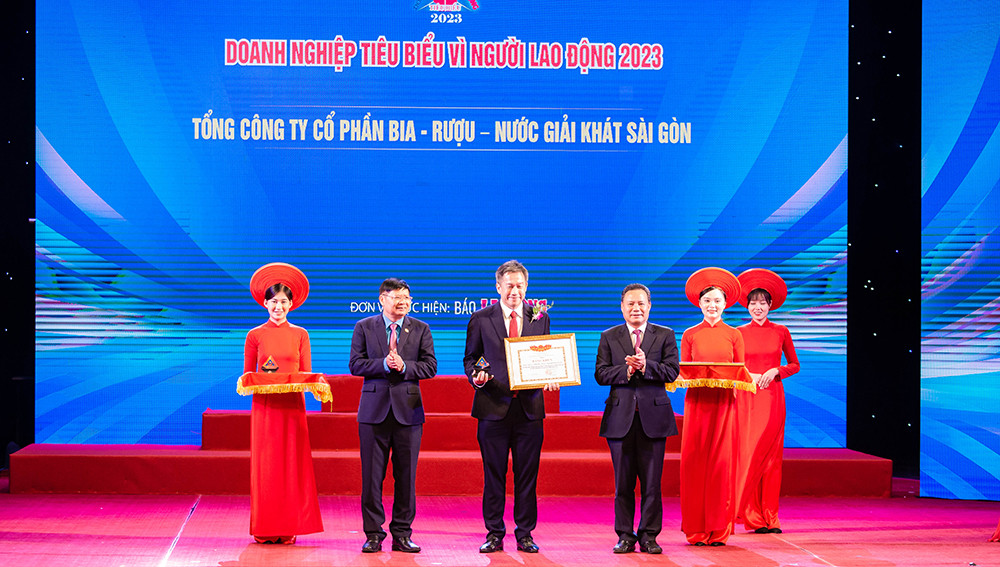 Ông Lester Tan, Tổng Giám đốc SABECO nhận bằng khen Doanh nghiệp tiêu biểu vì người lao động 2023