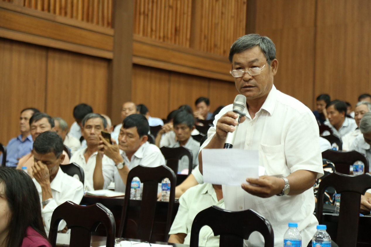 Cử tri thị trấn Đất Đỏ trình bày những kiến nghị về vấn đề điện lực với Đoàn ĐBQH tỉnh Bà Rịa-Vũng Tàu