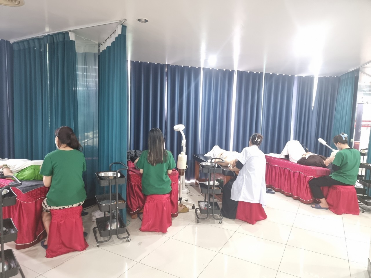 Chuỗi Spa Hương Thảo ứng dụng Dầu gội Đan Sâm và dưỡng tóc Đan Sâm cho khách hàng