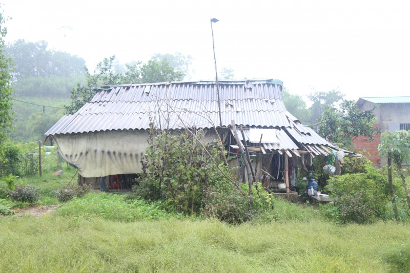 Nhà ở cũ của hộ ông Hán Duy Hùng thôn 10, xã Hòa Hải, huyện Hương Khê (Nguồn ảnh – Báo Hà Tĩnh) Nhà ở cũ của hộ ông Hán Duy Hùng thôn 10, xã Hòa Hải, huyện Hương Khê (Nguồn ảnh – Báo Hà Tĩnh)