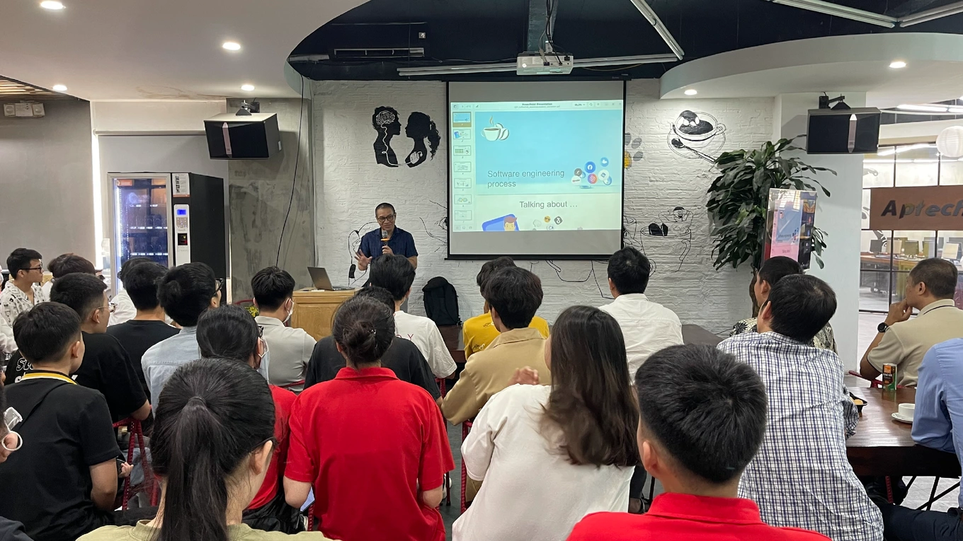 Sinh viên tích cực tham gia các buổi workshop đào tạo nhằm tự chủ động trang bị kiến thức và nâng cao kỹ năng chuyên môn (Ảnh chụp tại Aptech cơ sở 285 Đội Cấn). Sinh viên tích cực tham gia các buổi workshop đào tạo nhằm tự chủ động trang bị kiến thức và nâng cao kỹ năng chuyên môn (Ảnh chụp tại Aptech cơ sở 285 Đội Cấn).