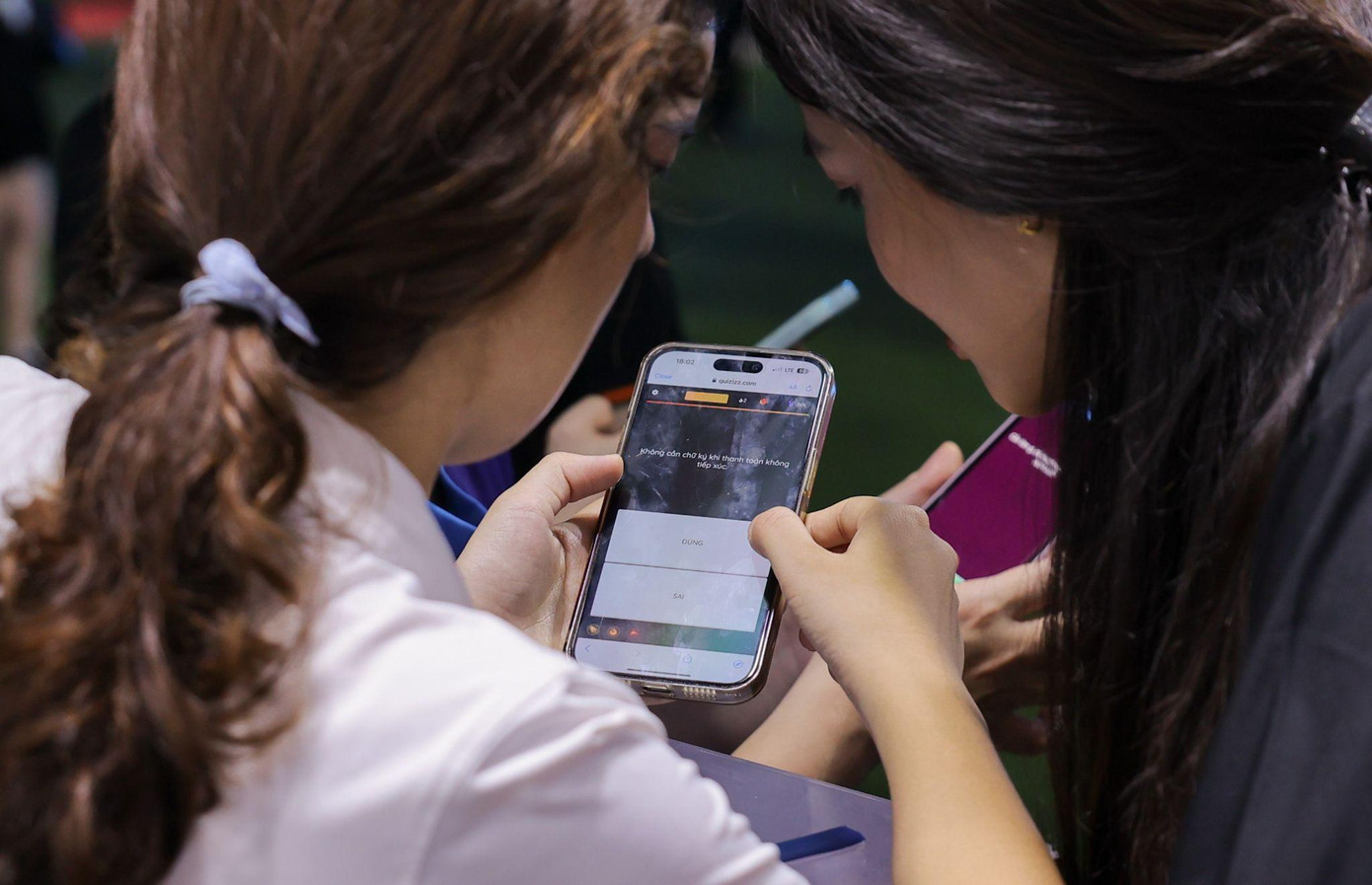 Tại gian hàng của Mastercard, các câu hỏi về an toàn và bảo mật trong thanh toán số được truyền tải một cách gần gũi và dễ hiểu