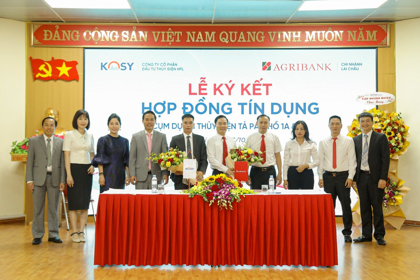 Đại diện Ban lãnh đạo Tập đoàn Kosy và Ban lãnh đạo Agribank Lai Châu chúc mừng thành công của lễ ký kết