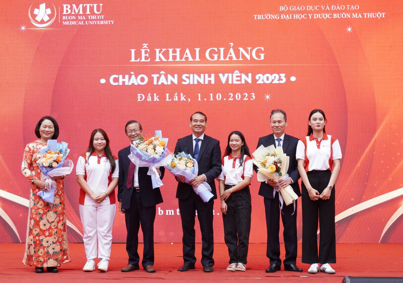 Đại diện các tân sinh viên tặng hoa cho lãnh đạo nhà trường Đại diện các tân sinh viên tặng hoa cho lãnh đạo nhà trường