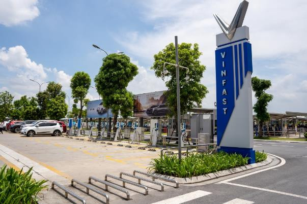 Khách hàng có thể dễ dàng tìm được trạm sạc công cộng của VinFast ở nhiều nơi Khách hàng có thể dễ dàng tìm được trạm sạc công cộng của VinFast ở nhiều nơi