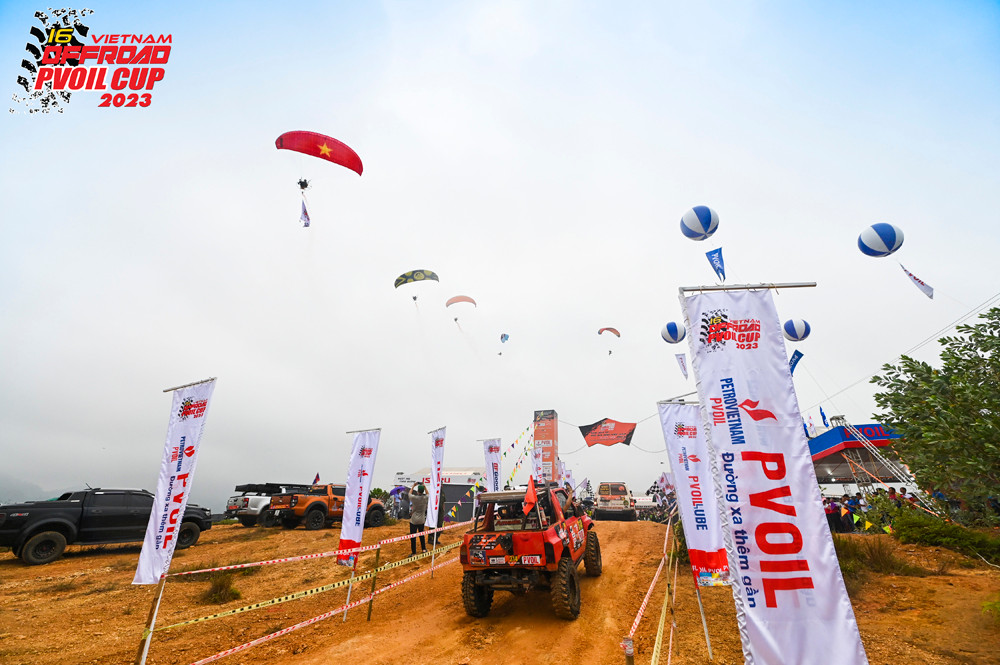 Màn trình diễn Dù lượn có động cơ khai mạc PVOIL VOC 2023