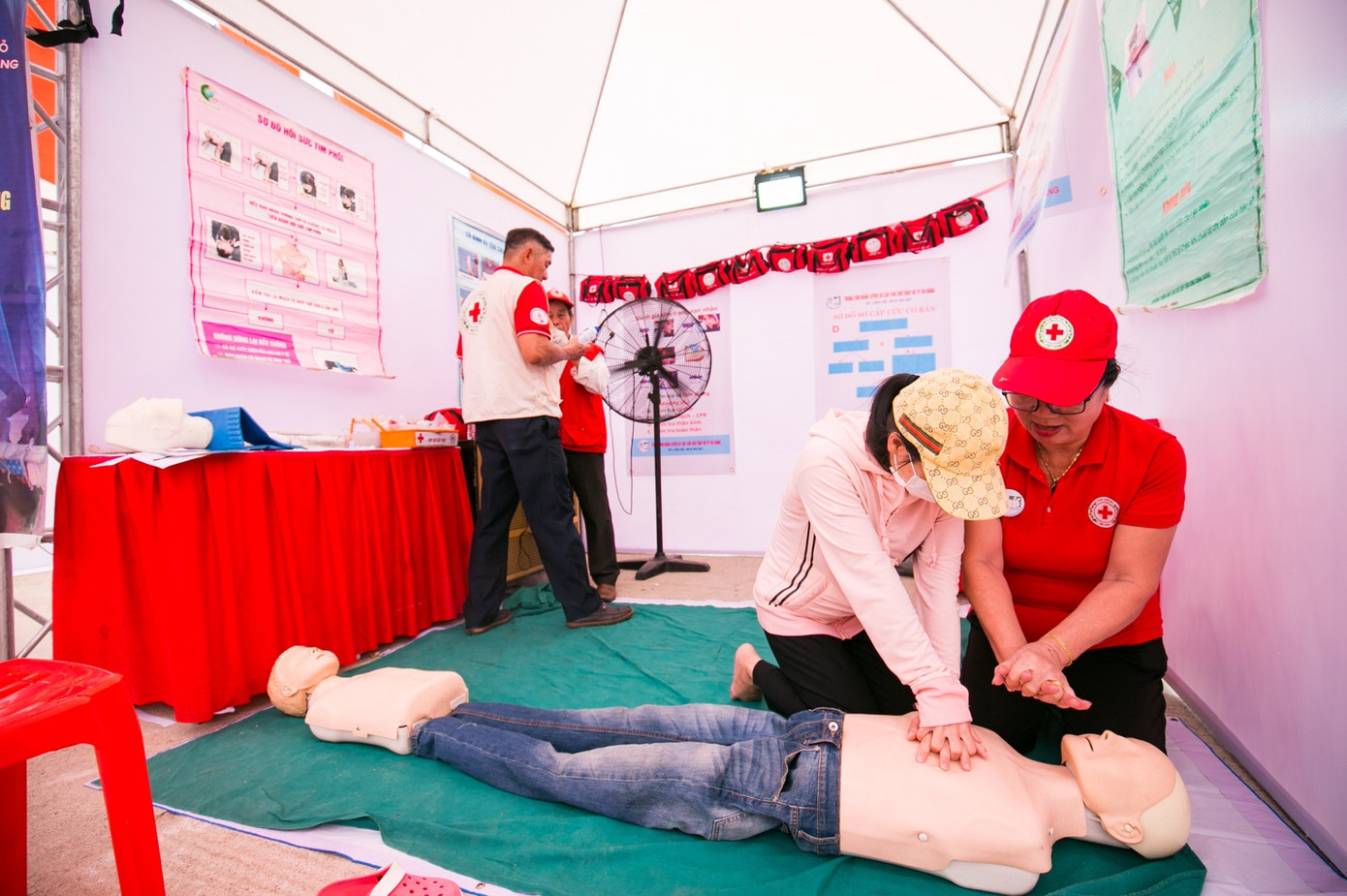 Đại diện Hội chữ thập đỏ Đà Nẵng hướng dẫn phòng chống và sơ cứu chấn thương Đại diện Hội chữ thập đỏ Đà Nẵng hướng dẫn phòng chống và sơ cứu chấn thương