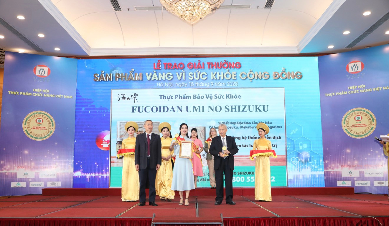 Đại diện Công ty TNHH Umi No Shizuku nhận giải thưởng