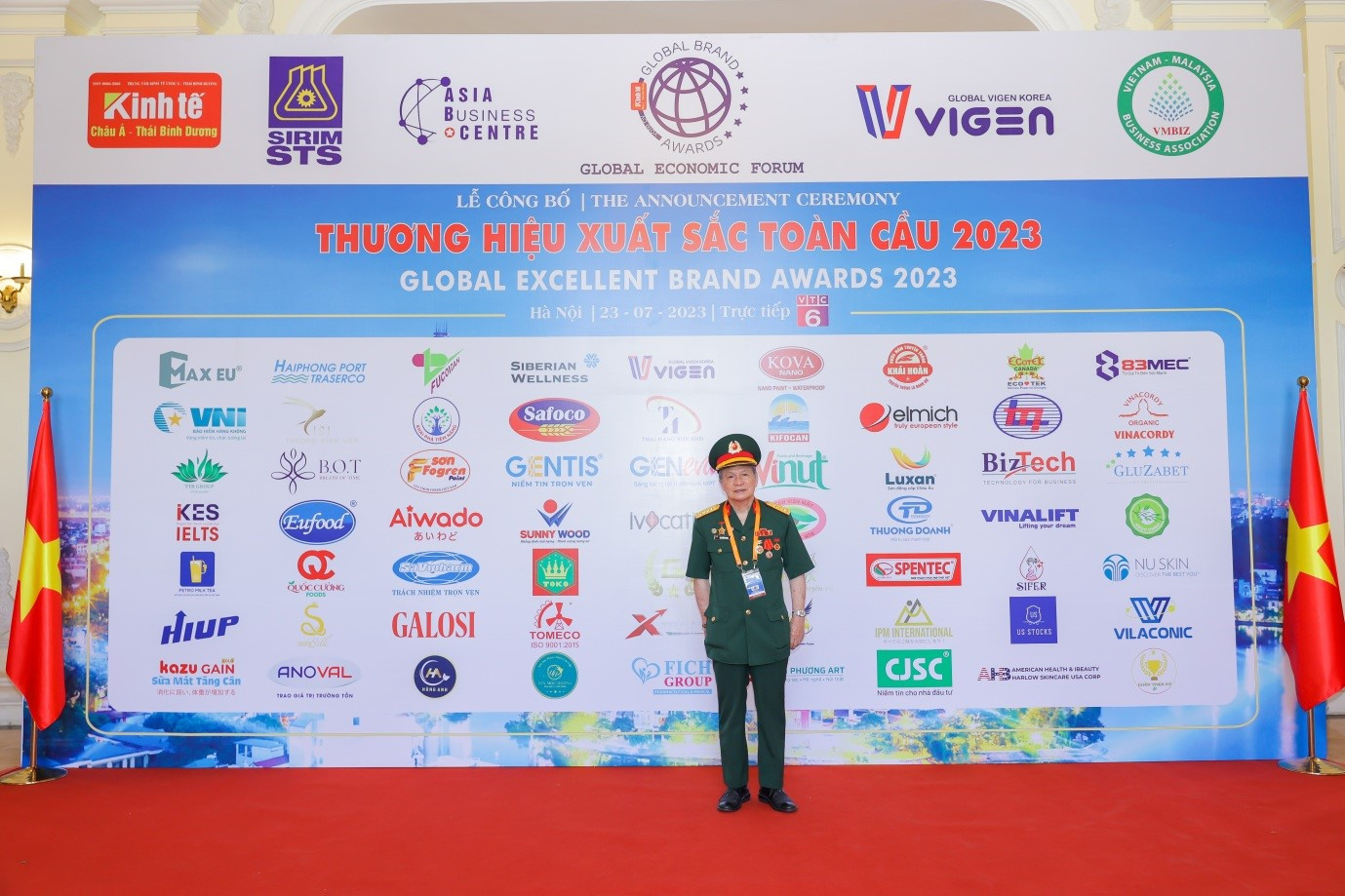 Hình ảnh Đại tá PGS-TS-BS CKII Cung Bỉnh Trung tại Lễ công bố