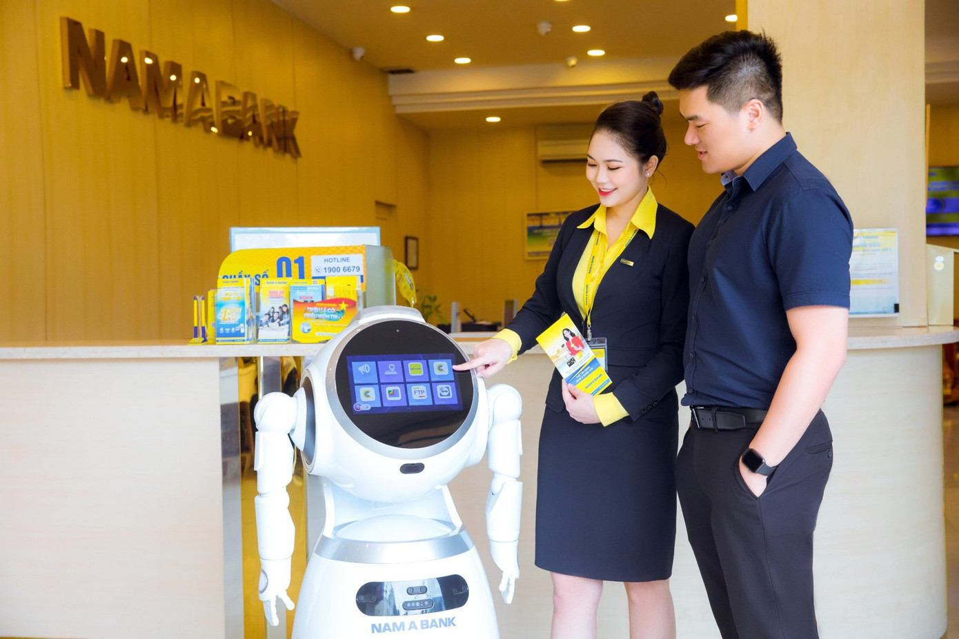 Nam A Bank là ngân hàng đầu tiên đưa robot vào phục vụ KH.