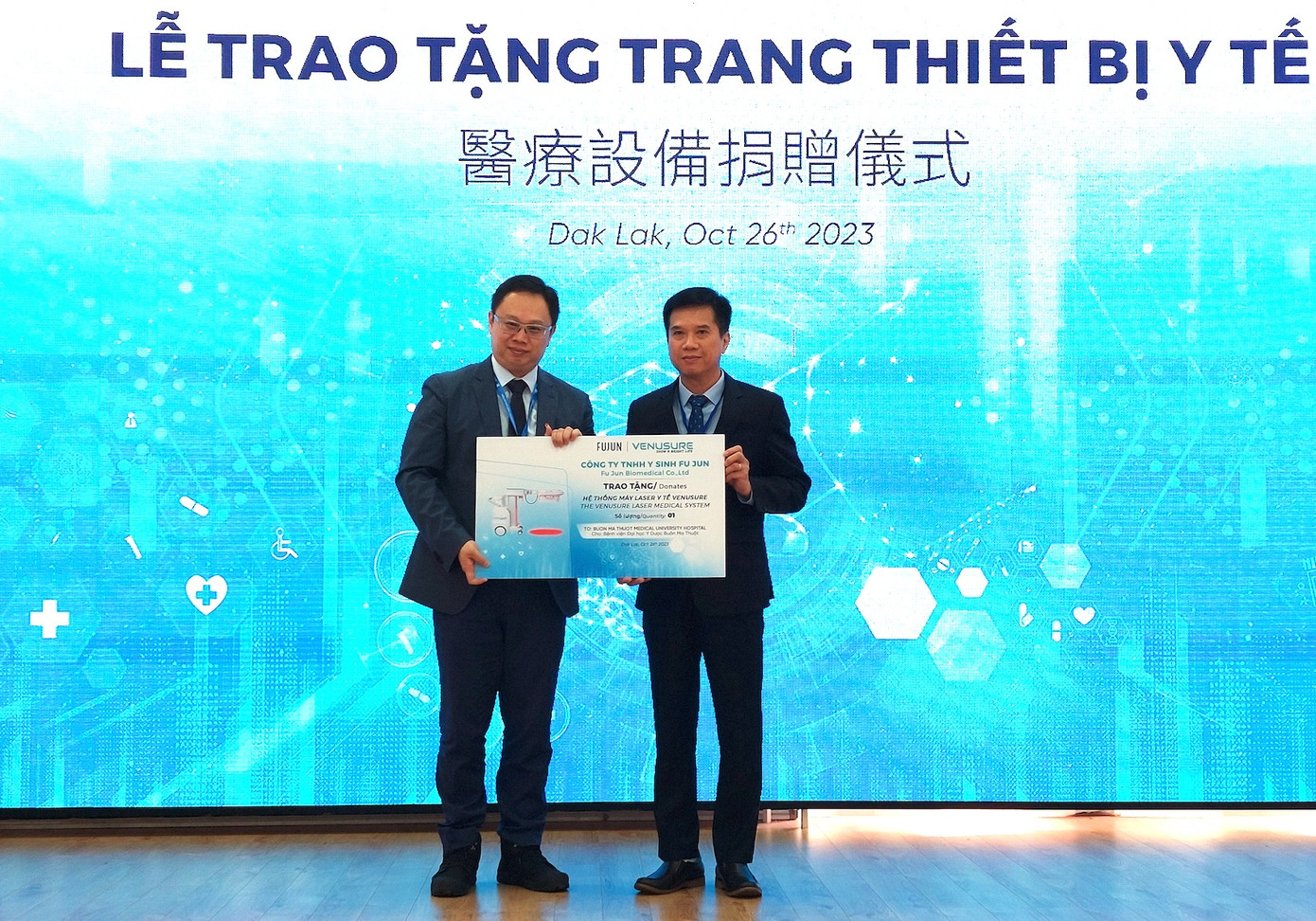 Đại diện lãnh đạo bệnh viện ĐH Y Dược Buôn Ma Thuột tiếp nhận thiết bị y tế